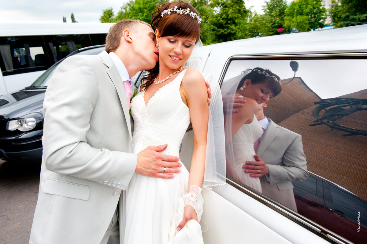Фото поцелуев жениха и невесты и их отражения в стеклах автомобиля