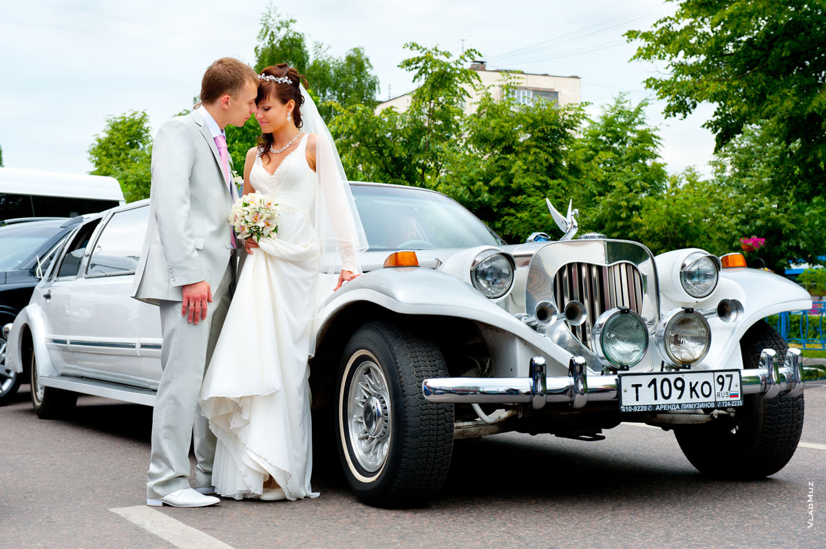 Фото жениха и невесты рядом со свадебным лимузином