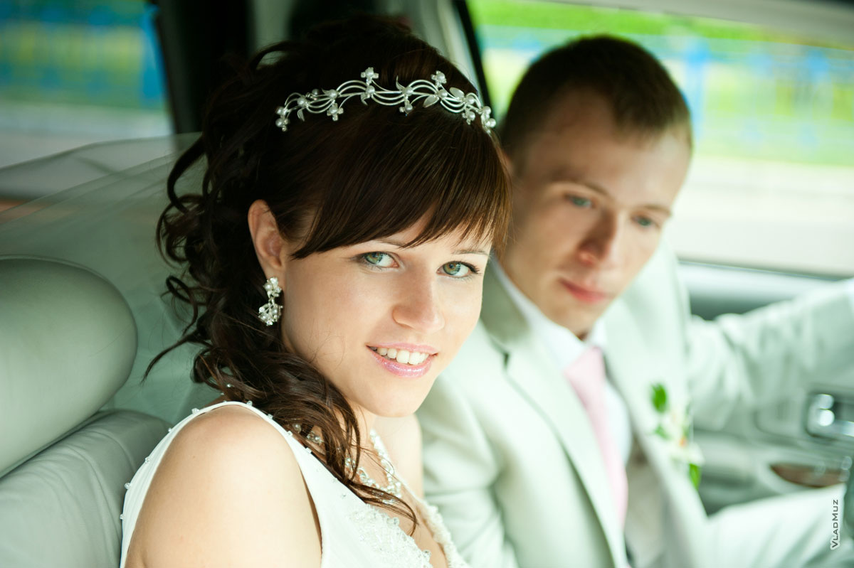 Фотопортрет невесты в салоне свадебного лимузина