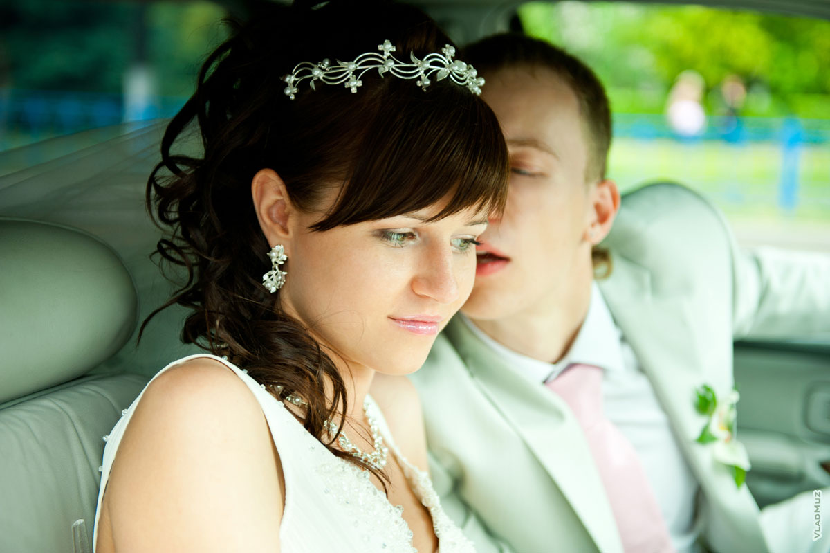 Романтический момент во время фотосессии со свадебным лимузином