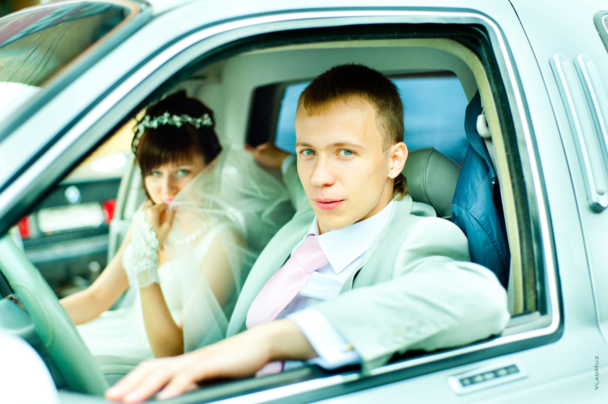 Красивая фотография жениха и невесты в свадебном авто