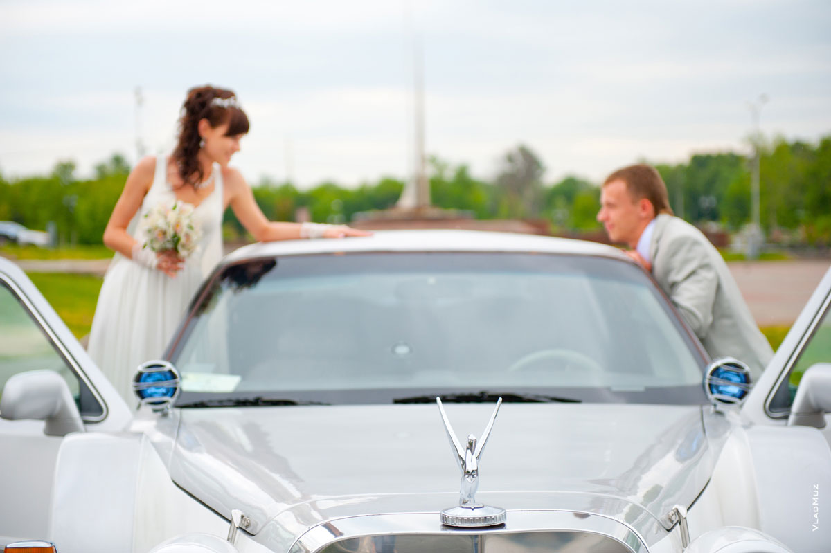 Фото 63 - немые диалоги жениха и невесты у свадебного лимузина