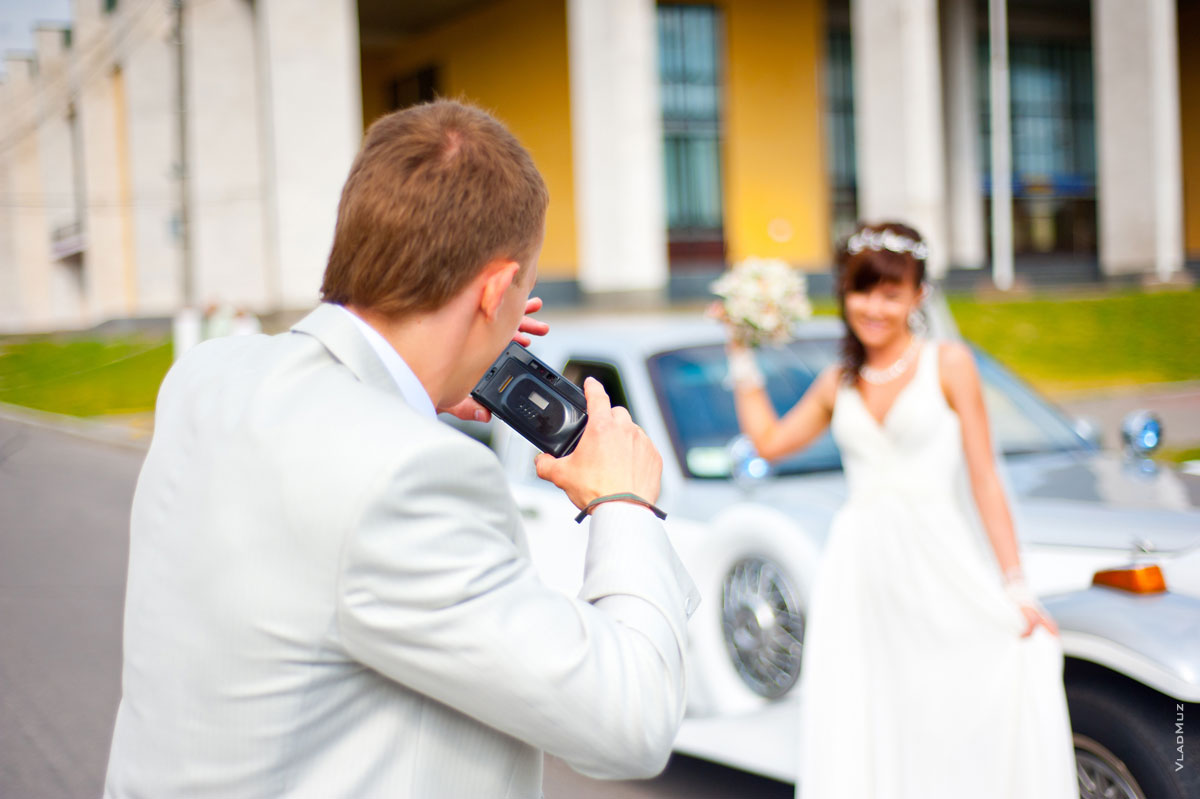 Свадебную фотосессию с лимузином начинает жених