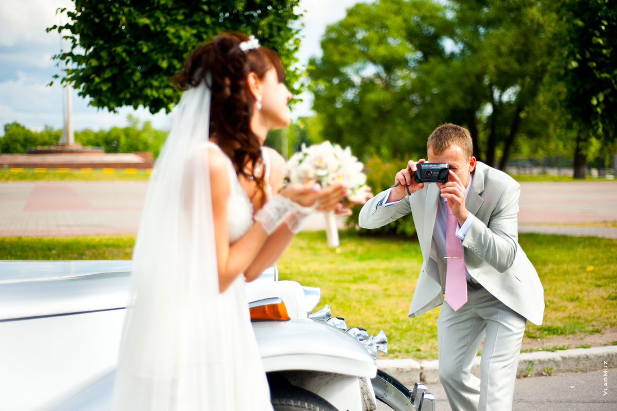 Фото жениха с фотокамерой
