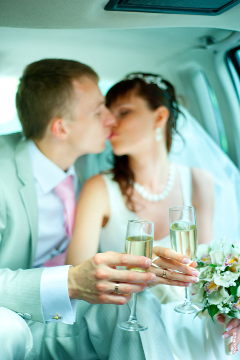 Фото в лимузине: руки, кольца, бокалы и свадебный поцелуй