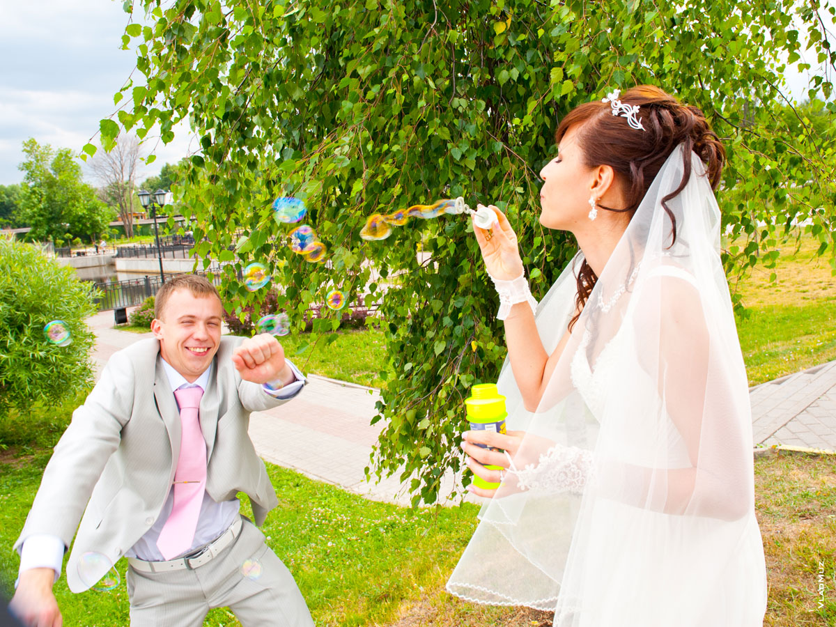 Фото 77 - невеста пускает мыльные пузыри, а жених их ловит