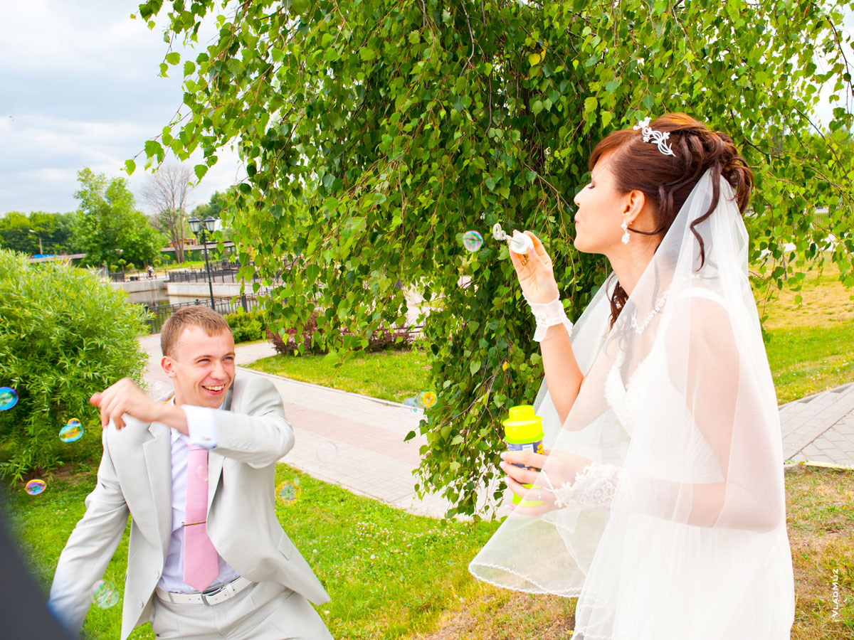 Фотосессия с мыльными пузырями во время свадебной прогулки по набережной Яузы в Мытищах