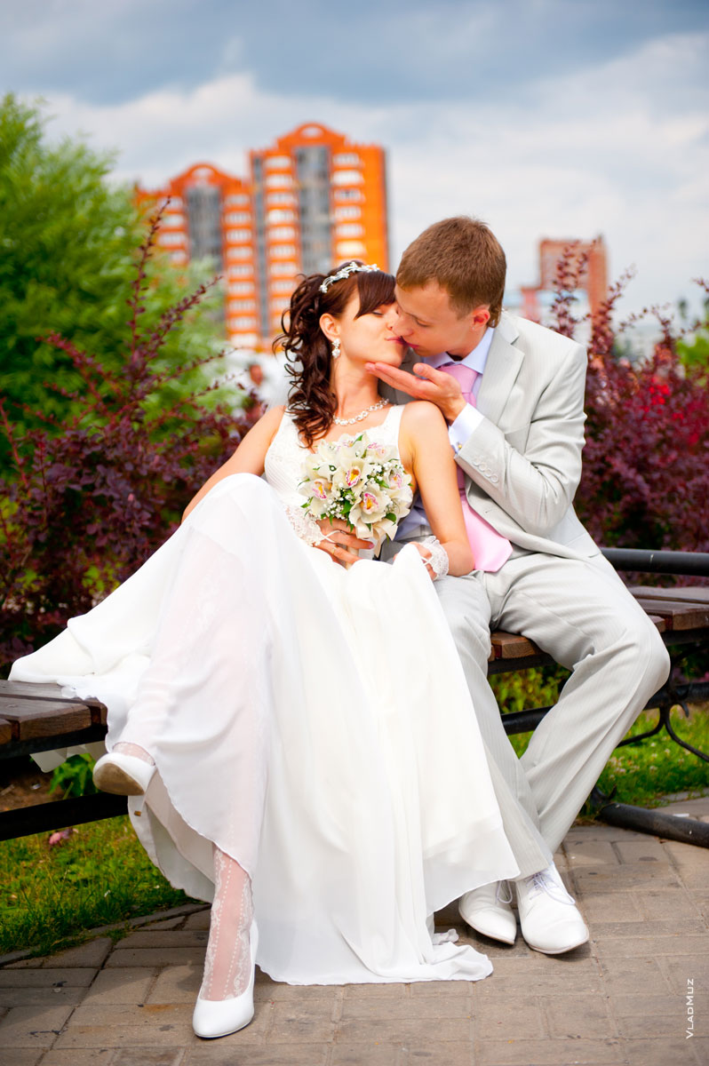 Фото свадебного поцелуя №89 на набережной в Мытищах