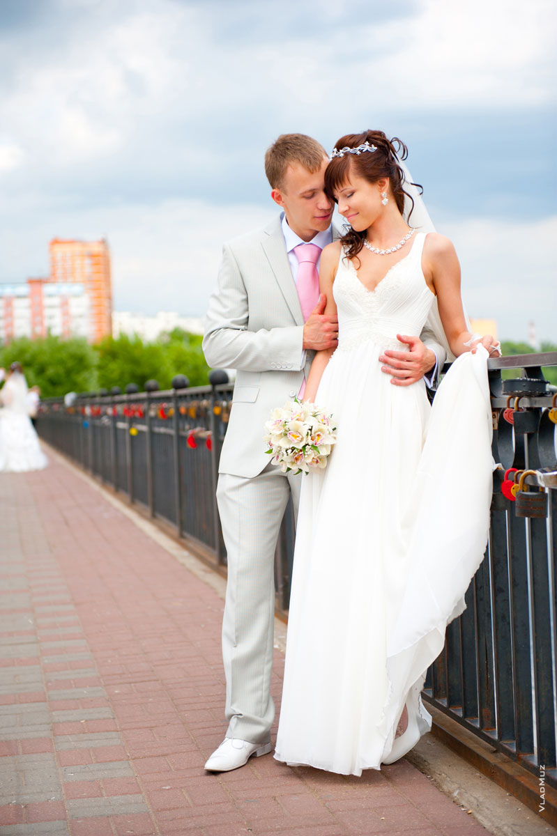 Фотография очаровательной свадебной пары на набережной в Мытищах