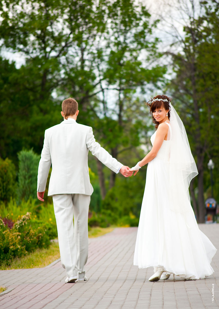 Свадебный фото штамп: уходя с набережной Мытищ, невеста обернулась