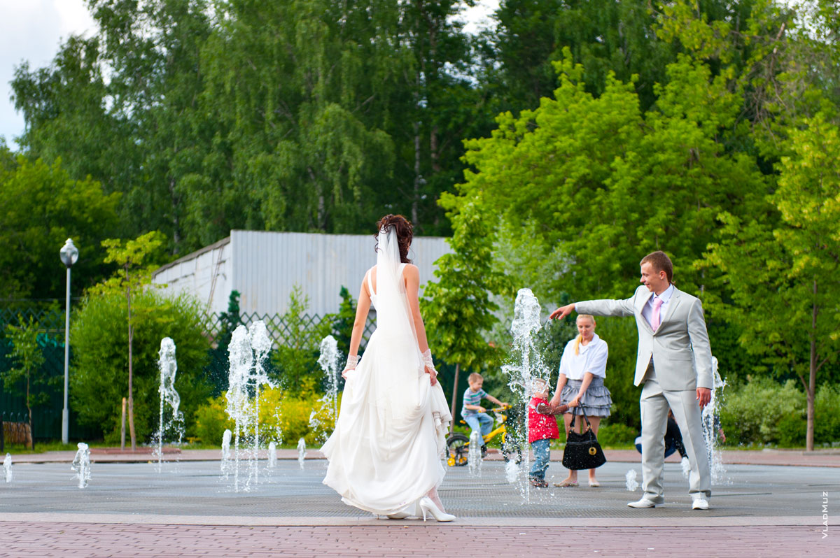 Свадебная прогулка в парке Мытищ у танцующего, музыкального фонтана