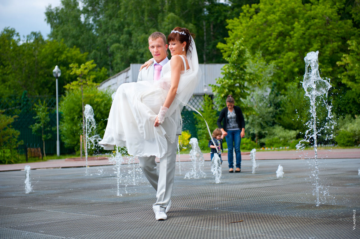 Фото свадебной прогулки по фонтану в Мытищах - молодожены вышли сухими из воды