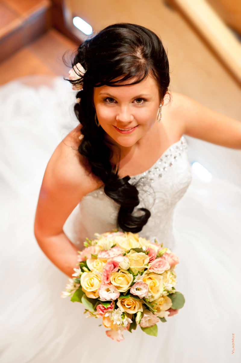 Фотопортрет невесты с букетом с верхней точки с избирательной резкостью