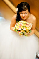 Мягкое фото невесты с букетом с верхней точки с избирательной резкостью
