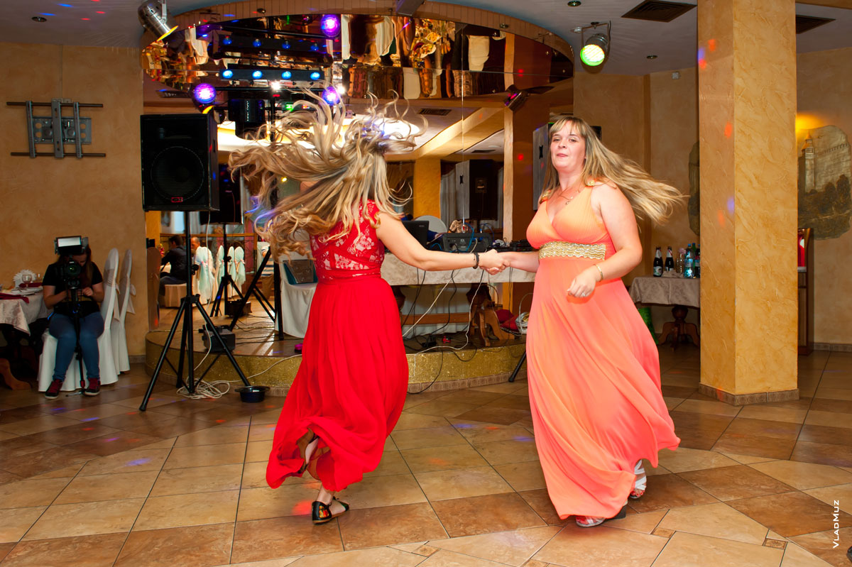 Фото танцующих девушек в ресторане на свадьбе