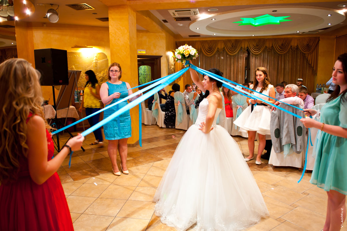 Фото невесты с букетом в центре хоровода, ленты в руках у подруг