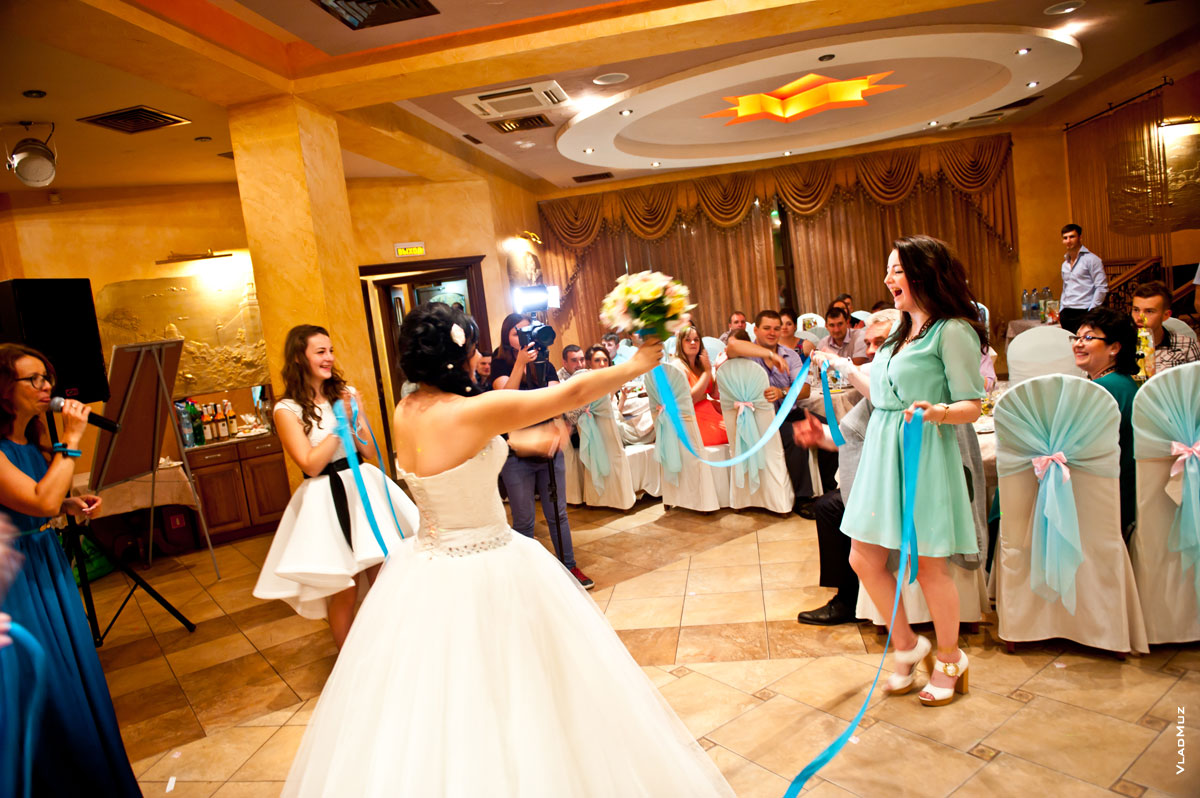 Фото победительницы розыгрыша свадебного букета невесты с лентой