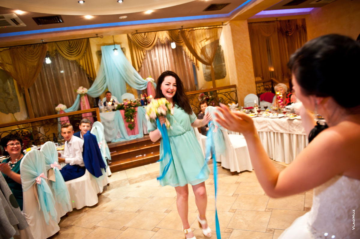 Фото радости победы и аплодисментов девушке, получившей букет невесты