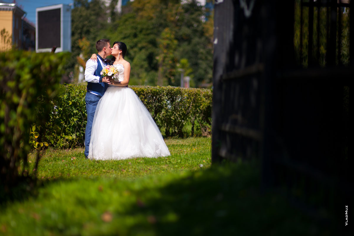 Фото поцелуя жениха с невестой во время свадебной прогулки