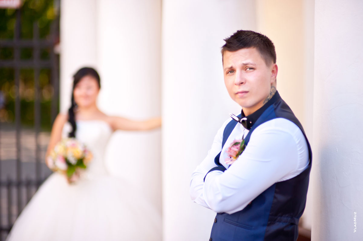 Фото жениха в фокусе, невеста — в расфокусе