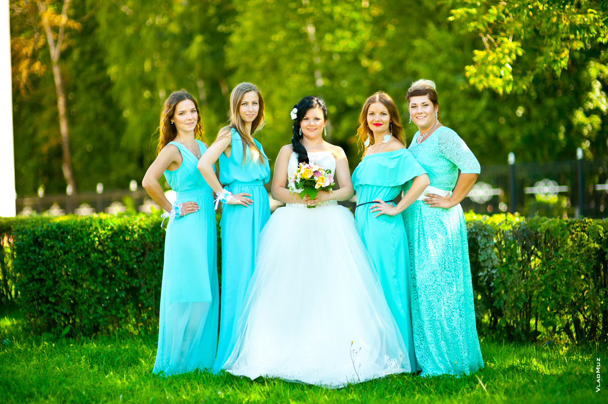 Красивое фото невесты с подружками в бирюзовых платьях