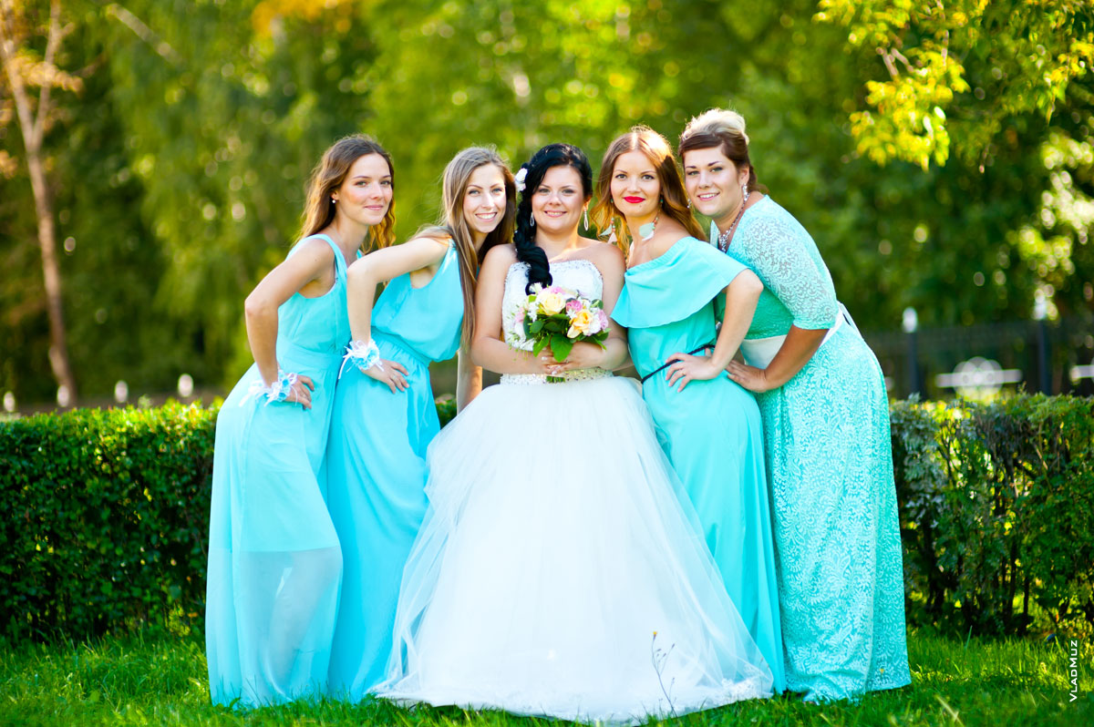 Веселое фото невесты с подружками на лужайке