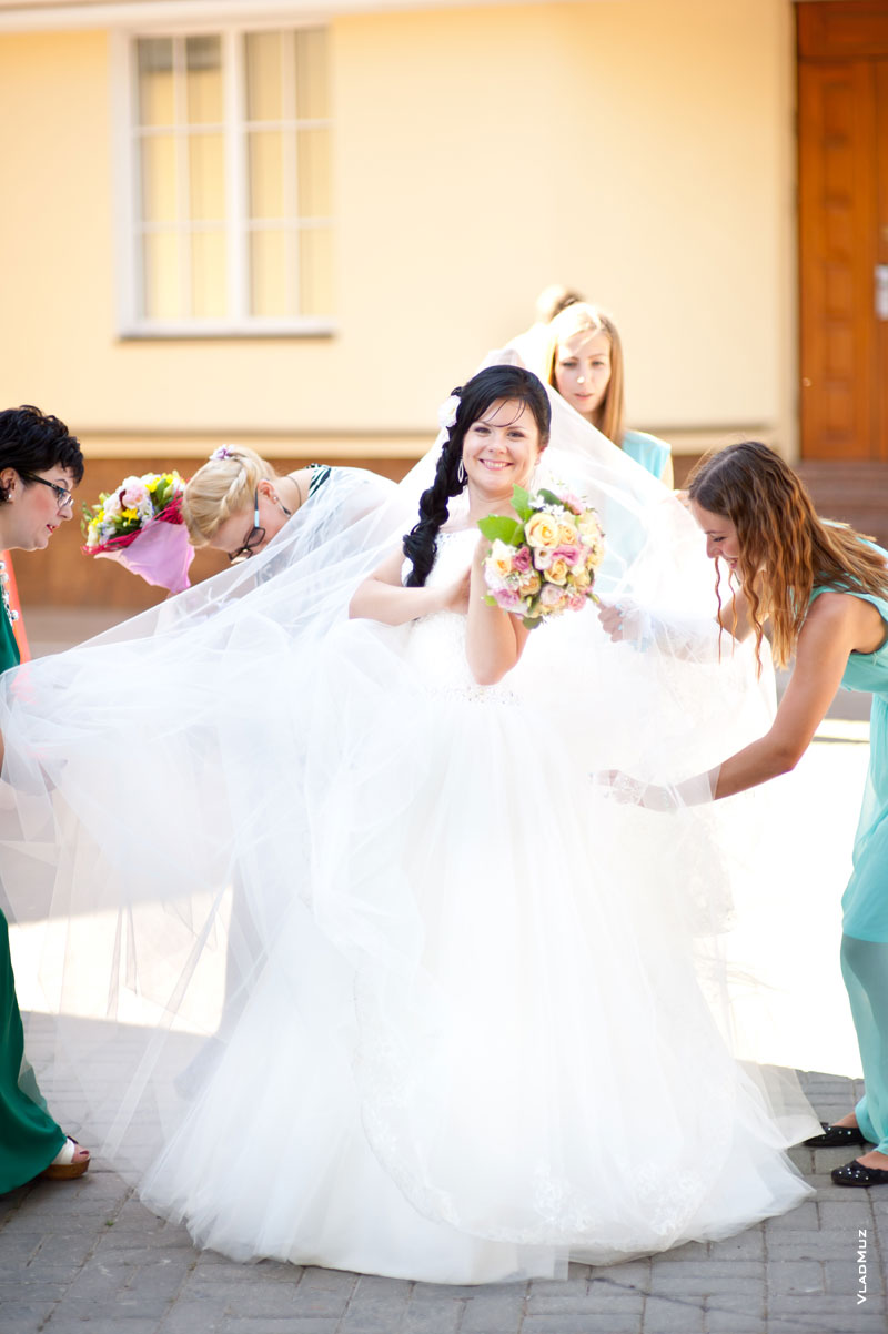 Фото невесты с улыбкой и чистки свадебного платья