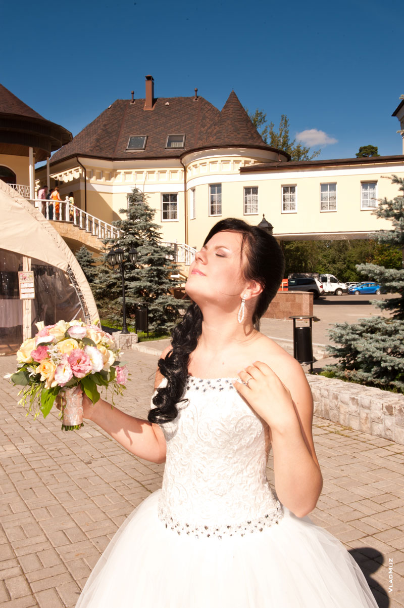 Фото невесты с букетом на солнце