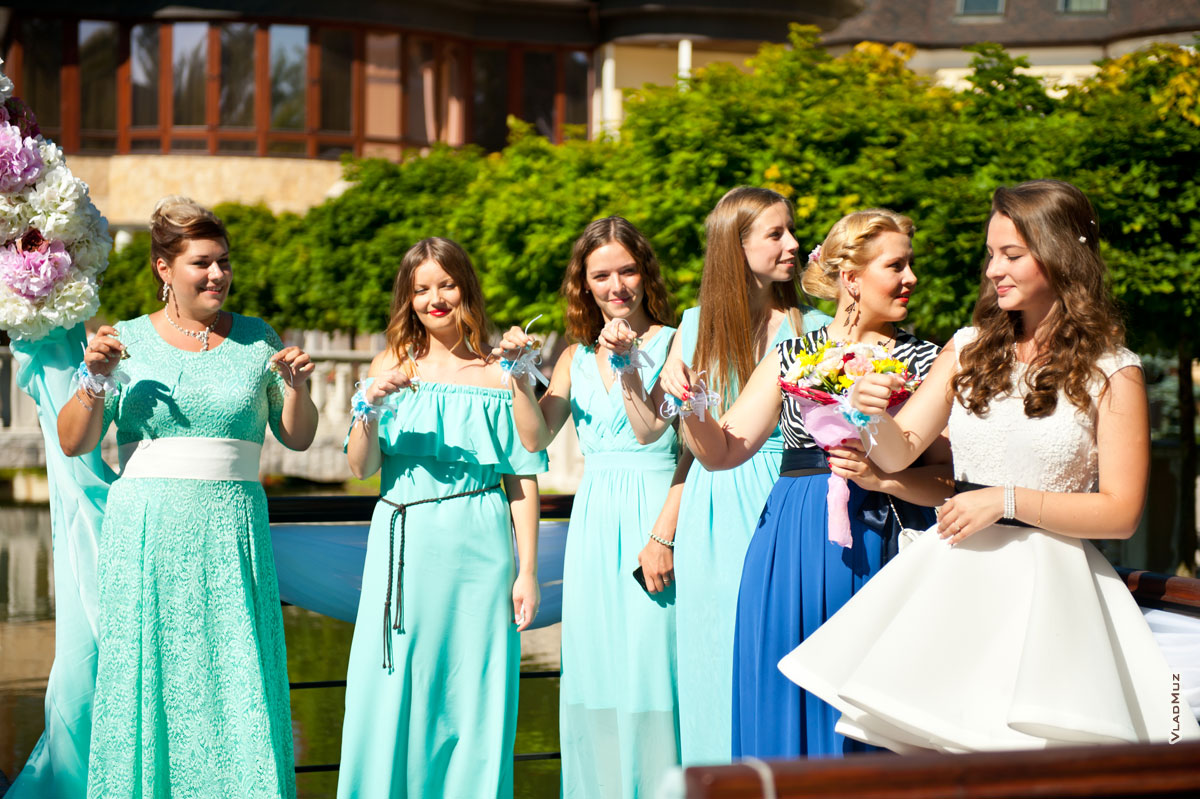 Фото девушек с колокольчиками, встречающих невесту во время торжественной церемонии регистрации брака