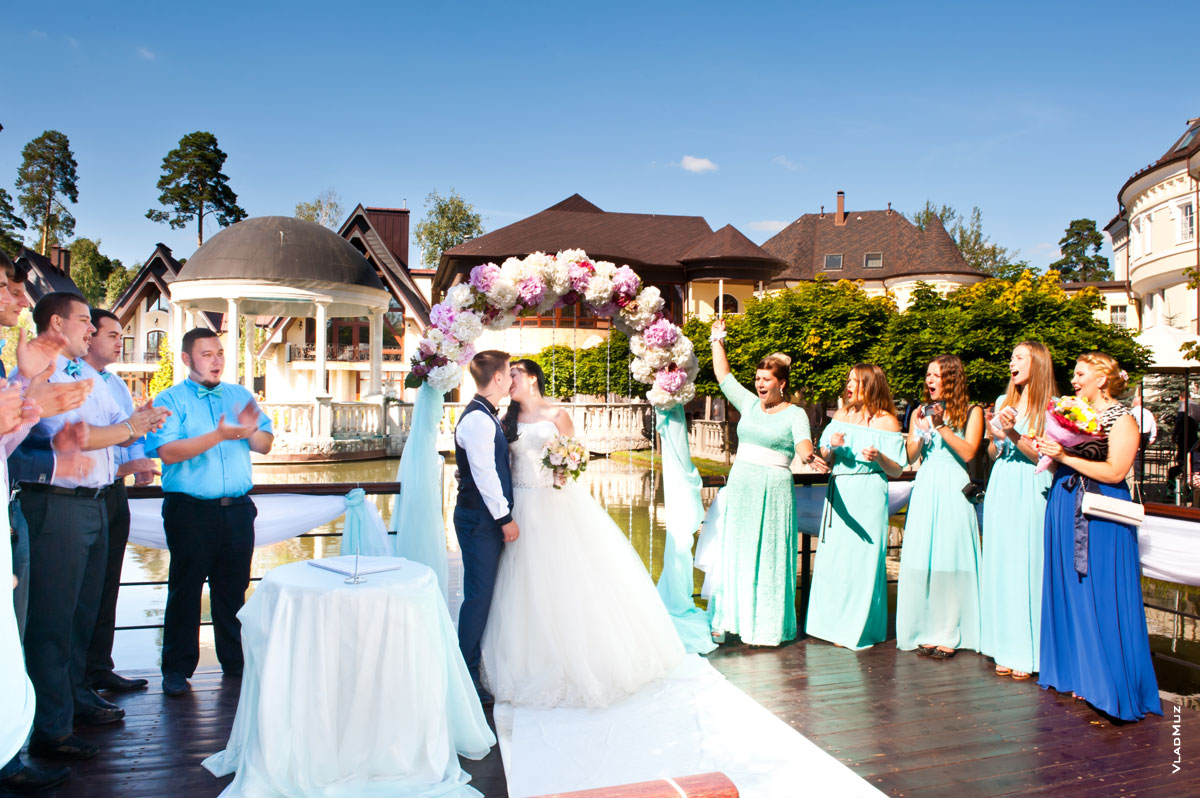 Фото свадебного поцелуя жениха с невестой и оваций во время тожественной регистрации брака в «Дворянском гнезде»