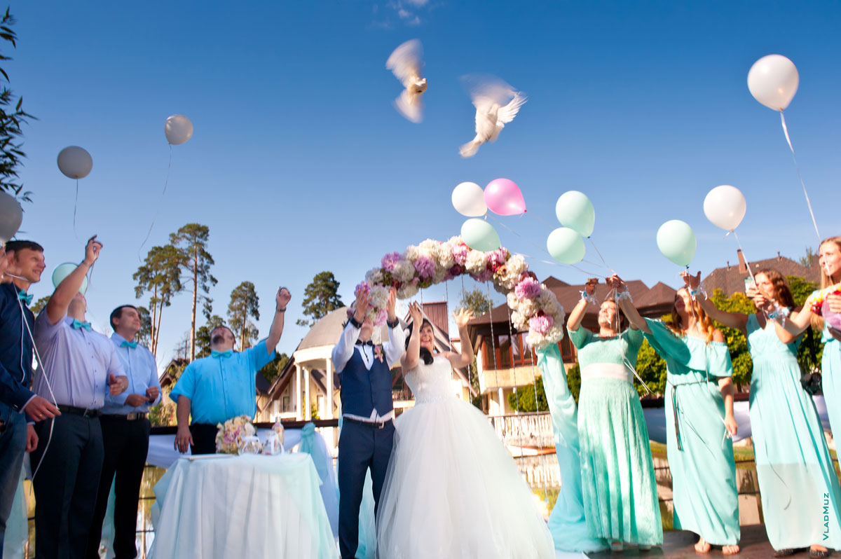 Фото жениха с невестой, отпустивших свадебных голубей, гостей и друзей, отпустивших воздушные шары