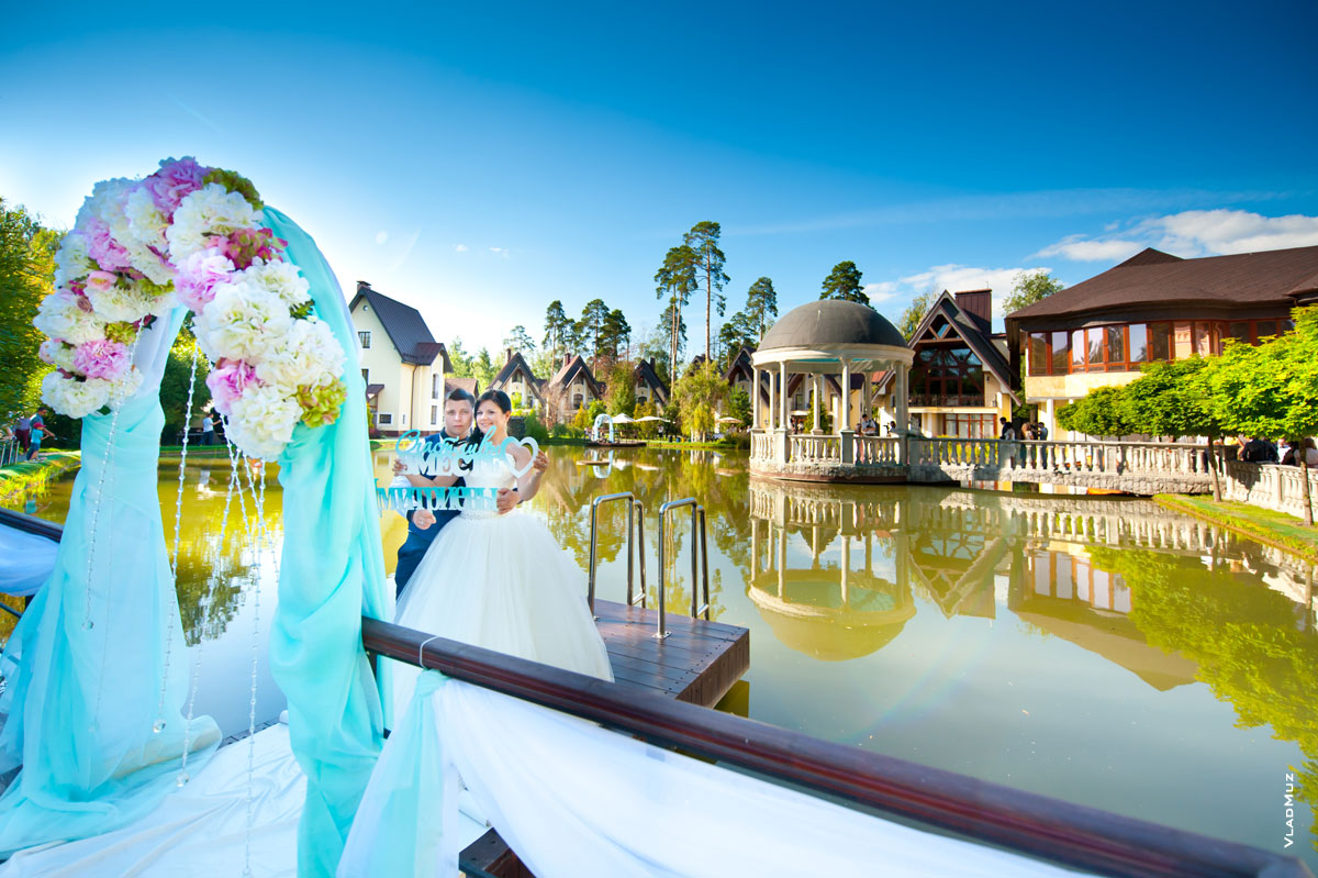 Фото свадебной арки из цветов, молодоженов и ландшафтов отеля «Дворянское гнездо»