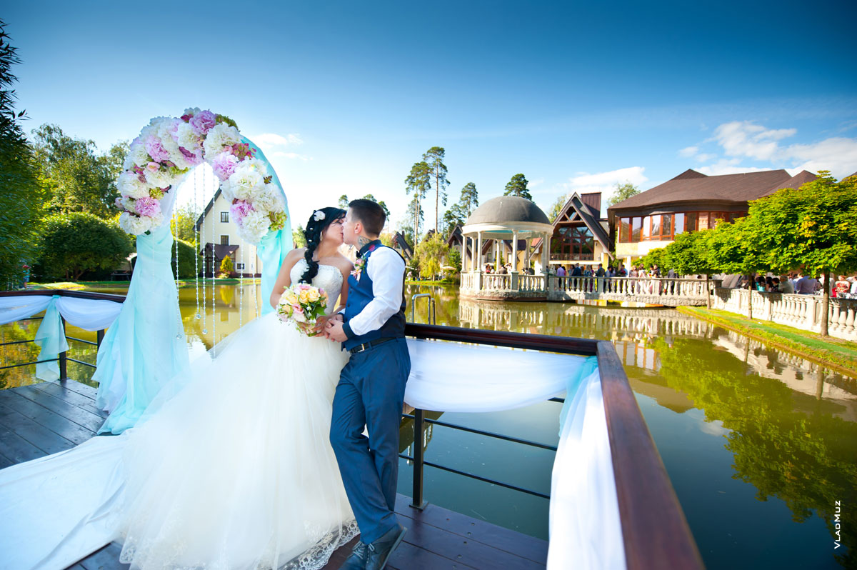 Фото свадебного поцелуя на фоне ландшафтов «Дворянского гнезда» в Королеве
