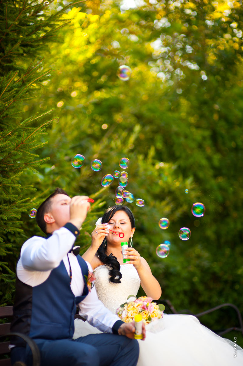 Фото жениха и невесты, пускающих мыльные пузыри