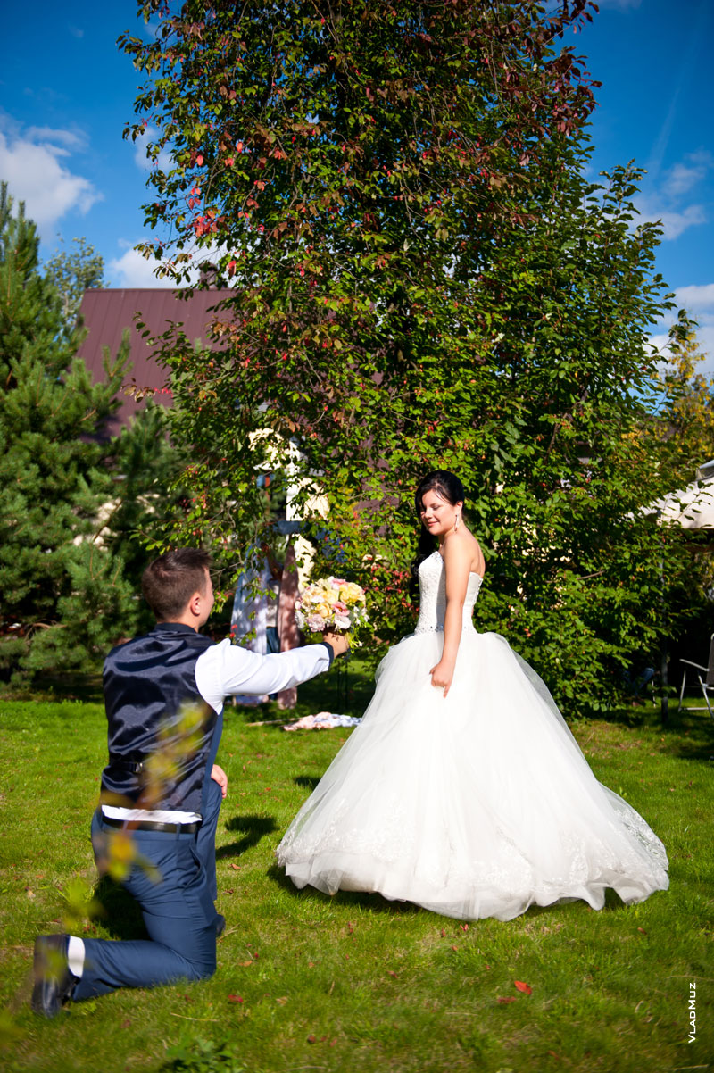Фотосет с женихом и невестой на лужайке отеля «Дворянское гнездо» в Королёве