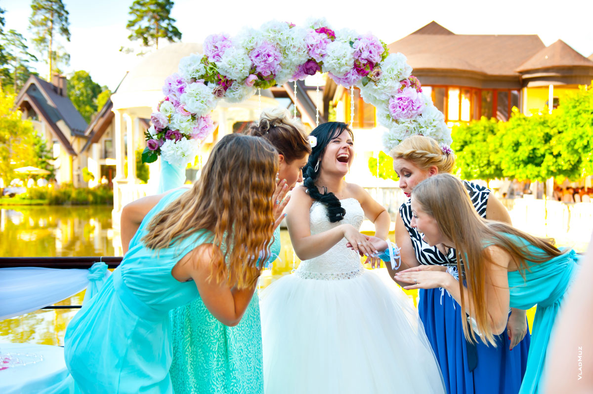 Фотосет невесты с подругами «Обручальное кольцо»: женское счастье и женская зависть