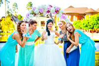 Фото улыбающейся невесты, показывающей обручальное кольцо, и восторженных подруг невесты