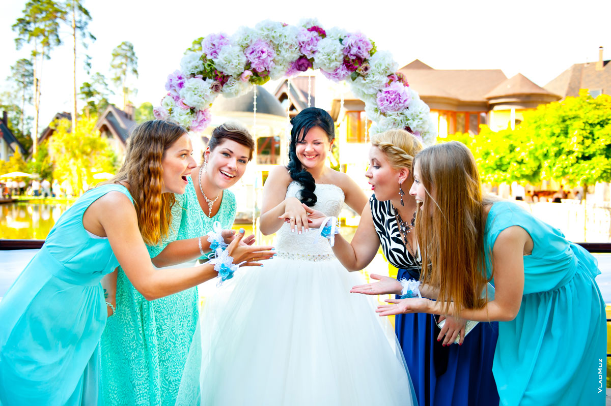 Фото радости невесты с подругами при виде обручального кольца