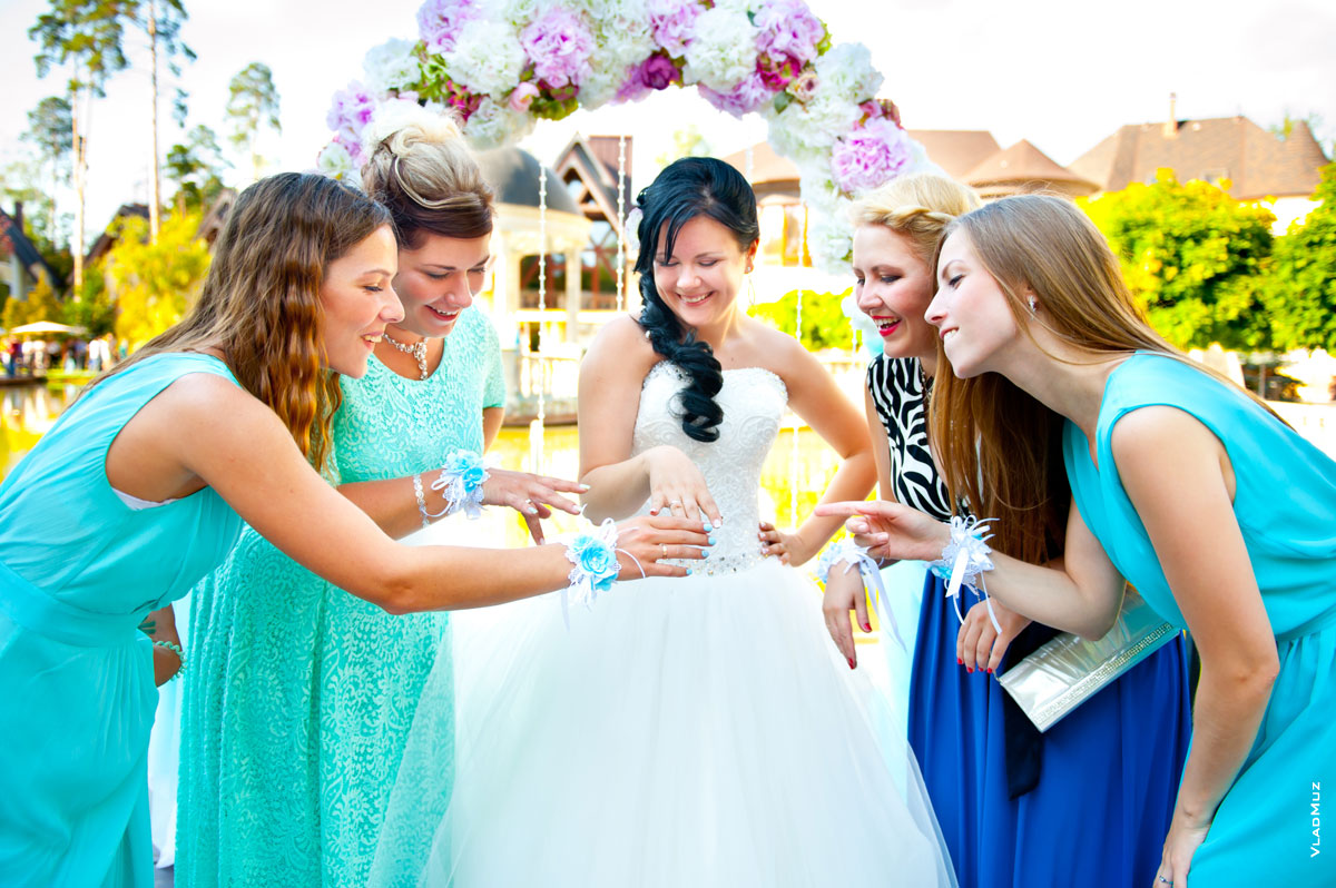 Веселое и прикольное фото невесты, показывающей подругам обручальное кольцо