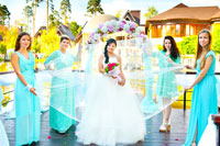 Фото невесты с подружками, держащими свадебное платье