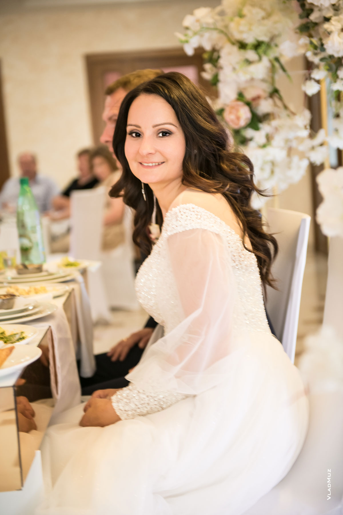 Фото красивой невесты за свадебным столом в ресторане «Белый берег»