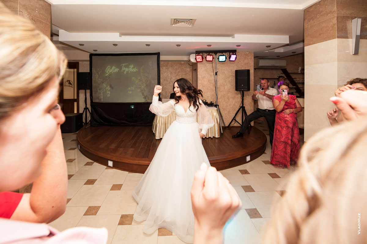 Фото танцующей невесты в ресторане