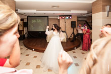 Репортажное фото танцующей невесты в ресторане «Белый берег»