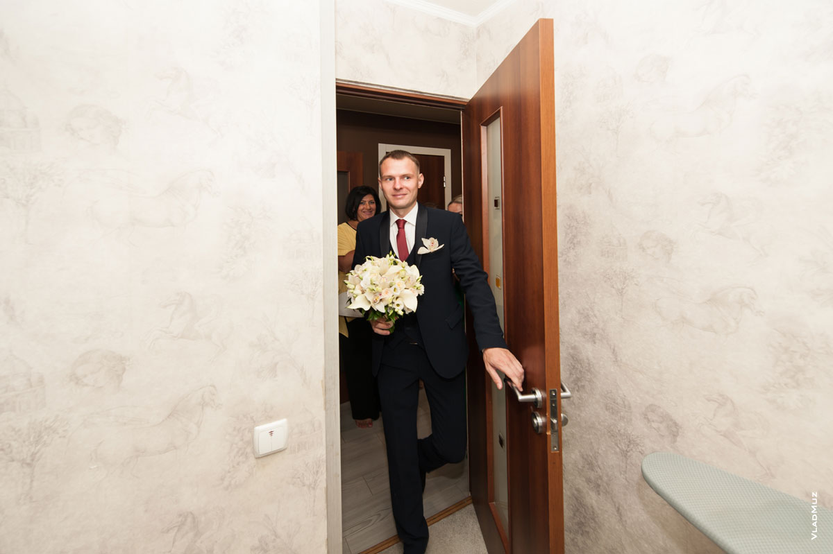 Фото жениха, входящего в комнату к невесте