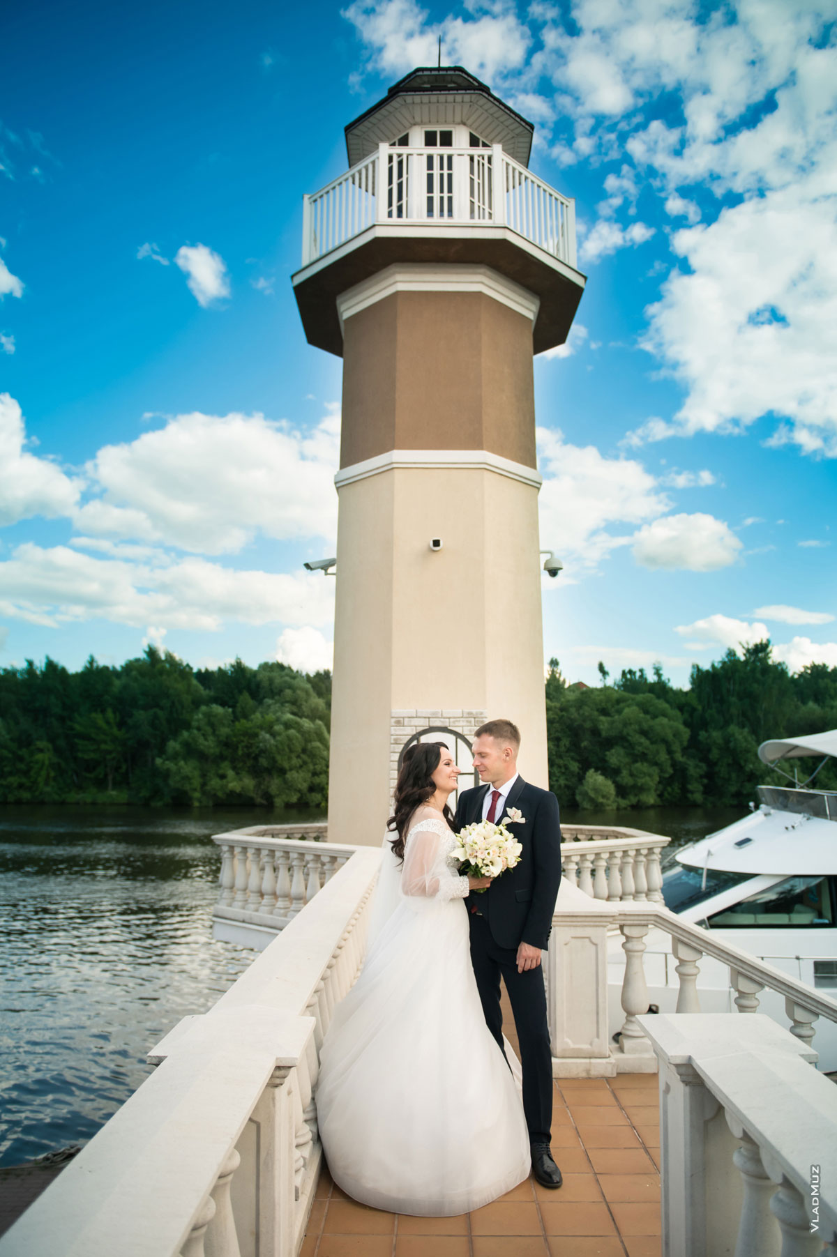 Фото свадебной пары в полный рост на фоне маяка ресторана «Белый берег» (Раменский район, с. Верхнее Мячково)