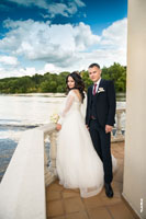 Фото жениха и невесты на нижней площадке маяка ресторана «Белый берег» во время свадебной прогулки