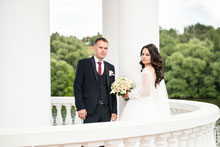 Фото жениха и невесты на фоне белых колонн ротонды