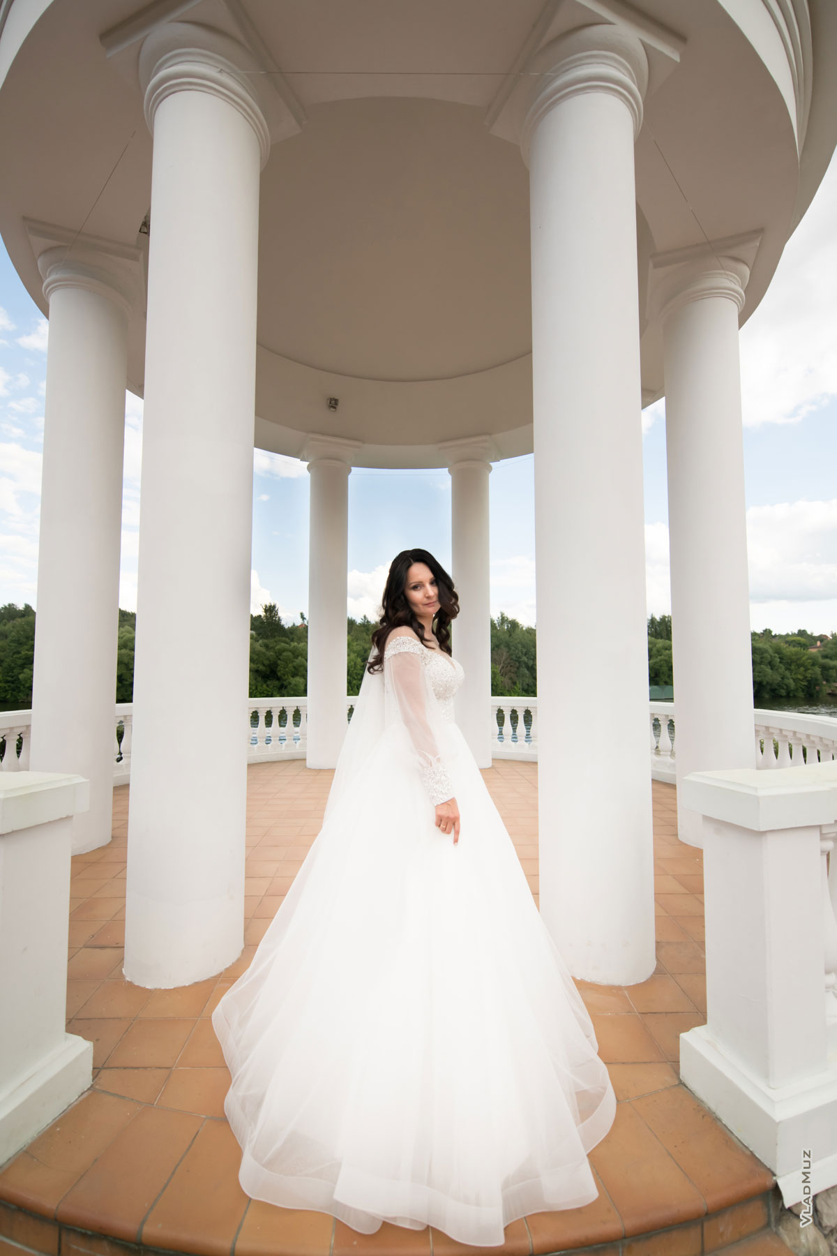 Фото невесты в полный рост на фоне белых колонн ротонды