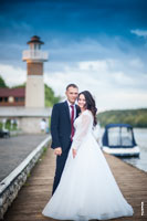 Фото жениха и невесты в полный рост, на речной пристани, на фоне маяка