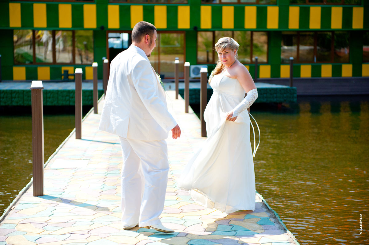 Фото жениха с невестой у причала «Малибу» в Пирогово